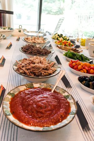 Pasta Bar Ideas Buffet, Pasta Bar Ideas, Pasta Bar Party, Pasta Buffet, Dinner Ideas Recipes, Party Food Bars, Quick Dinner Ideas, Catering Food Displays, Progressive Dinner