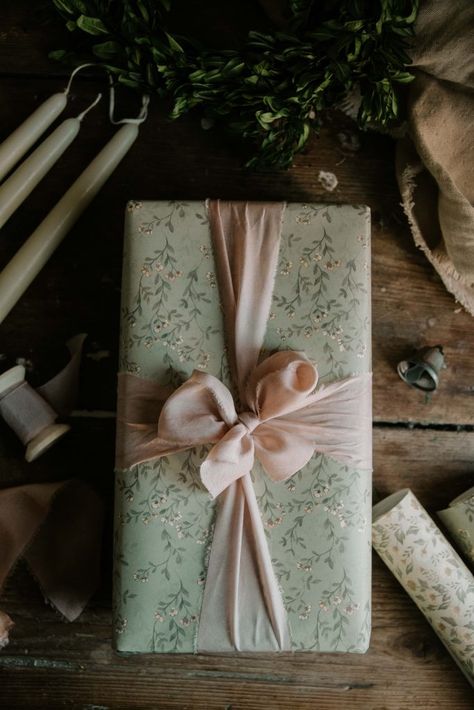 French Gift Wrapping, Chic Wrapping Ideas, Beautiful Wrapped Gifts, Sophisticated Gift Wrapping, Christmas Present Wrapping Ideas Fancy, Cute Birthday Gift Wrapping, Classic Gift Wrapping, Whimsical Gift Wrapping Ideas, Cottagecore Gift Wrapping