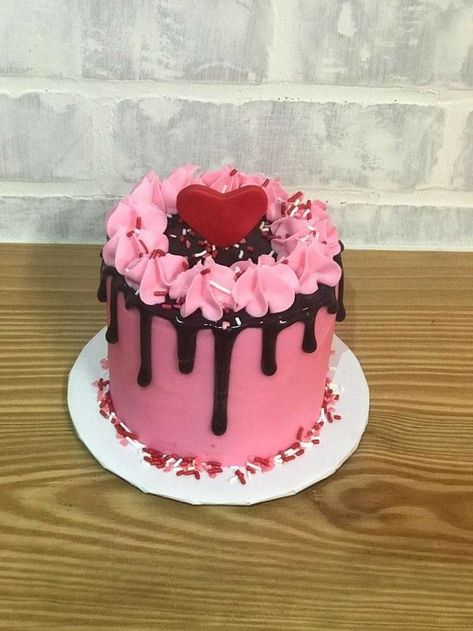 Pasteles San Valentin Ideas Mini Cakes, Mini Valentines Day Cakes, Mini Cakes San Valentin, Mini Cakes Valentines Day, Cake Love Valentine's Day, Mini Valentine Cakes, Valentines Bakery, Valentines Cakes And Cupcakes, Chocolate Valentine