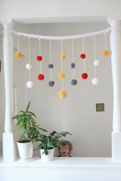 19 DIY Yarn Decorations for Your Home via Brit + Co Pompon Diy, Easy Knitting Projects, Diy Pom Pom, Hemma Diy, Diy Yarn Crafts, Pom Pom Crafts, Yarn Pom Pom, Diy Bricolage, Pom Pom Garland