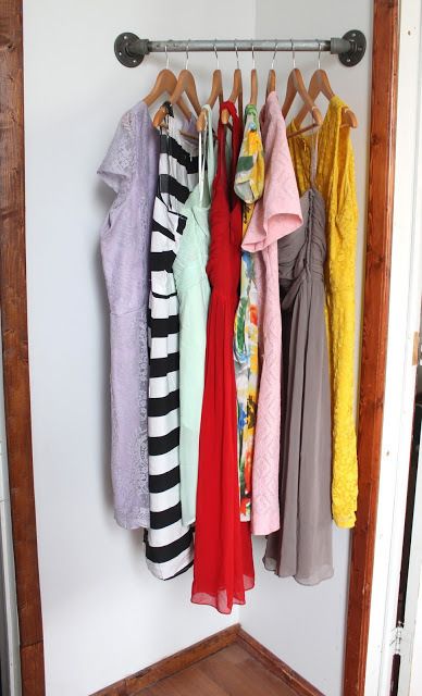 Great small space solution---the corner hanging bar closet! Garderobe Diy, Corner Closet, Diy Clothes Rack, Clothes Hanging, Open Closet, Corner Storage, Small Space Solutions, Garment Racks, Storage Hacks