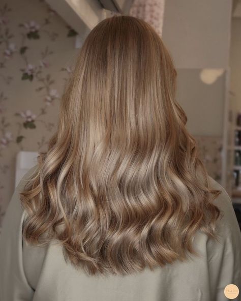 Brunette Beige Highlights, Peach Stockholm Hair, Dark Blonde Hair One Color, Soft Dirty Blonde Hair, Sandy Light Brown Hair, Cream Colored Hair, Honey Blonde Hair Inspiration, Dark Cool Blonde Hair, Dark Blonde Hair Balayage