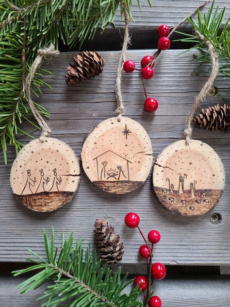 Wood Burnt Christmas Decorations, Burned Christmas Ornaments, Pyrography Christmas Ideas, Christmas Ornament Wood Burning, Wood Burned Christmas Gifts, Woodburning Ideas Christmas, Pyrography Christmas Decorations, Easy Wood Burning Ideas Simple, Wooden Ornament Ideas Diy Christmas