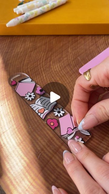 Cricut Joy Bookmark Ideas, Bookmark Ideas Cricut, How To Make Acrylic Bookmarks With Cricut, Diy Bookmarks Acrylic, Book Mark Cricut, Cricut Acrylic Bookmarks Svg Free, Vellum Bookmarks, Bookmark Svg Free, Diy Acrylic Bookmark Ideas