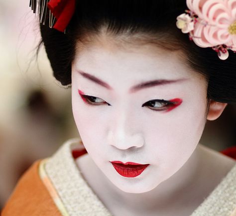 geisha apprentice: kyoto, japan Geisha Woman, Art Geisha, Geisha Makeup, Makeup History, Memoirs Of A Geisha, Geisha Art, White Makeup, Japanese Makeup, Pintura Facial