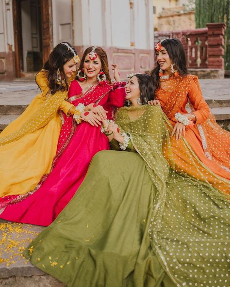 Mehndi Dress For Bridesmaid, Shadi Photoshoot, Dress For Bride Sister, Pakistani Bridesmaids, Party Poses, Ceremony Outfit, Haldi Ceremony Outfit, Haldi Dress, Bridesmaid Poses