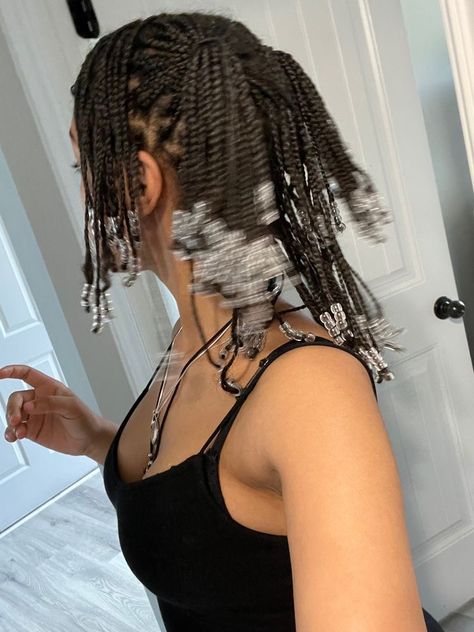 Short Box Braids With Beads At The End, Braids With Clear Beads Natural Hair, Beads On Natural Hair, Box Braids On Natural Hair, Short Box Braids Hairstyles, Big Box Braids Hairstyles, Braided Hairstyle, Tutorial Ideas, Cute Braided Hairstyles