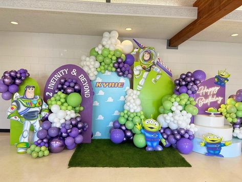 Buzz Light Year Backdrop, Buzz Lightyear Balloon Arch, Lightyear Birthday Party Ideas, Buzzlight Year Birthday Theme, Buzz Lightyear Party Decorations, Minimalist Birthday Decor, Buzz Lightyear Birthday Party, Buzz Lightyear Party, Buzz Lightyear Birthday