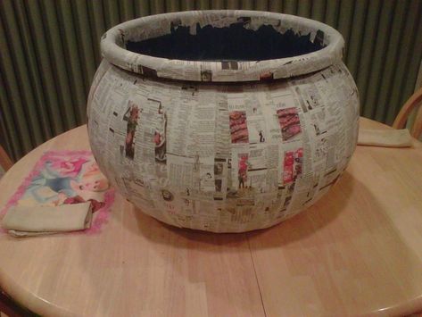 Halloween Decorations No Porch, How To Make A Caldron, Paper Mache Halloween Props, Paper Mache Witch Cauldron, Large Cauldron Diy, Diy Large Witch Cauldron, How To Make A Cauldron For Halloween, Paper Mache Props, Paper Mache Cauldron