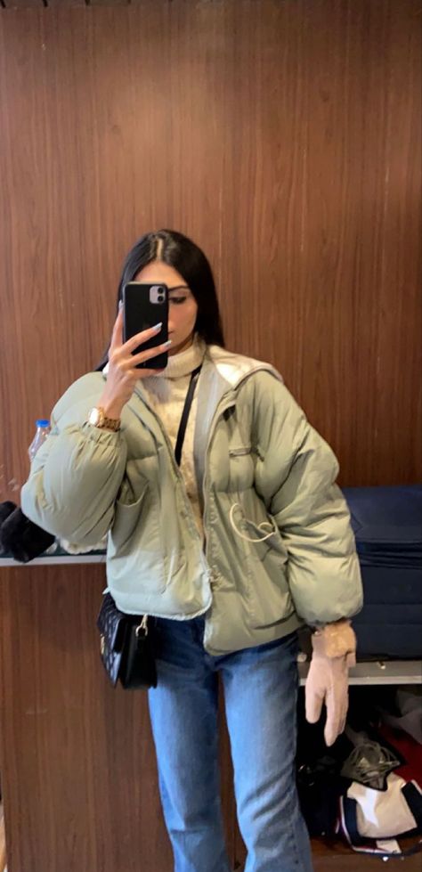 Crop Puffer Jacket Outfit, Green Puffer Jacket Outfit, Puffer Outfit, Puffer Jacket Outfit, Green Puffer Jacket, Green Puffer, Cropped Puffer Jacket, Jacket Outfit, Puffer Jacket