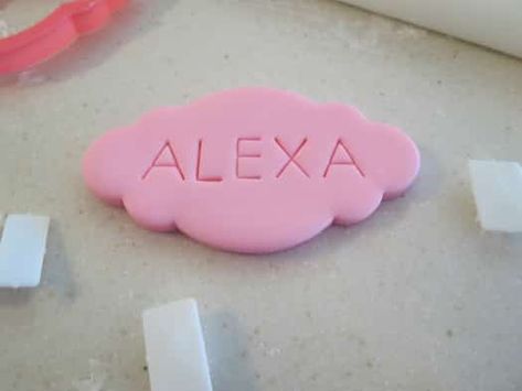 Fondant Name Plaque Fondant Name Plaque, Kombuistee Idees, Fondant Letters, Icing Recipes, Fondant Cake Topper, Birthday Sash, Name Plaque, Cake Board, Just Cakes