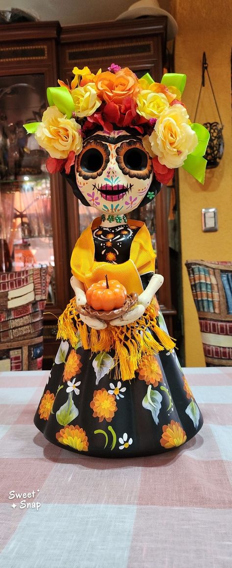 CERAMICA, PINTA Y CREA | Hermosas Catrinas Adornos Halloween, Sip N Paint, Diego Rivera, Pasta Flexible, Halloween Fall, Dia De Muertos, Day Of The Dead, Pretty Pictures, Sugar Skull