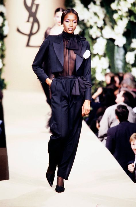 Trendy Dresses Formal, Yves Saint Laurent Couture, 90s Runway, Iconic Weddings, Naomi Campbell, Mode Inspo, Fashion Vintage, Mode Vintage, Carolina Herrera