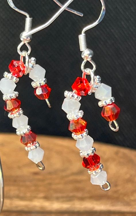 These are adorable holiday crystal red and white dangle candy cane earrings Beaded Candy Cane Earrings, Christmas Market Ideas Diy, Cute Christmas Earrings, Bead Crafts Christmas, Christmas Accessories Jewelry, Handmaid Jewelry, Christmas Earrings Diy, Diy Christmas Jewelry, Earring Design Ideas