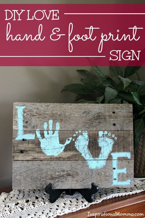 Show someone just how appreciated they are with this DIY Love Hand & Foot Print Sign. Made from an old pallet, this project is easy and inexpensive! Juleverksted For Barn, Footprint Crafts, Diy Bebe, Love Hand, Footprint Art, Diy Bricolage, Foot Print, Handprint Crafts, Old Pallets