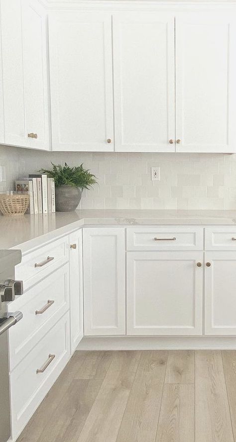 Kitchen Backsplash Inspiration, White Kitchen Inspiration, Small White Kitchens, White Shaker Kitchen, Cheap Ideas, Neutral Kitchen, Kitchen Backsplash Designs, White Kitchen Design, White Modern Kitchen