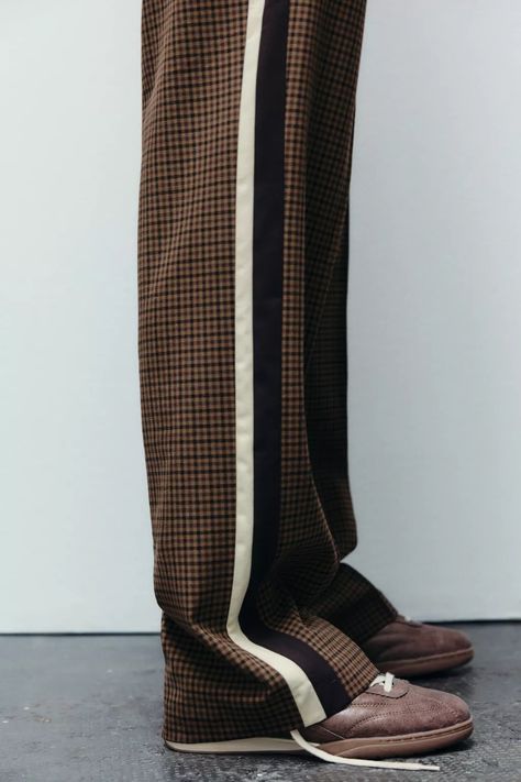 PLAID PANTS WITH SIDE STRIPE - Brown | ZARA United States Side Stripe Pants Outfit, Plaid Trousers Outfit, Brown Trousers Outfit, Pants With Side Stripe, Side Stripe Jeans, November Outfits, Unique Pants, Check Trousers, Checked Trousers