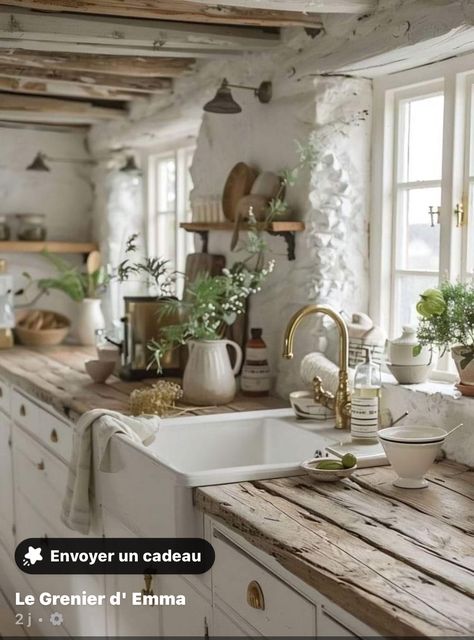 White Rustic Kitchen, Scandinavian Kitchens, French Country Kitchens, Cottage Kitchens, Scandinavian Kitchen, Trendy Kitchen, Cottage Kitchen, Farmhouse Kitchen Decor, Beautiful Kitchens