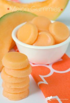 Learn how to make gut-healing Melon Gummies (a delicious way to eat more gelatin!) // deliciousobsessions.com Organic Gummy Bear Recipe, Fruit Puree Gummies, Gummy Snacks, Healthy Gummies, Homemade Gummies, Cantaloupe Recipes, Melon Recipes, Canteloupe, Gummy Sweets