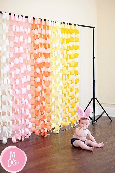 55 Awesome DIY Photography Backdrops - PhotographyPla.net Diy Fotokabine, Diy Photo Booth Backdrop, Vika Papper, Photography Backdrops Diy, Diy Photo Backdrop, Booth Backdrops, Paper Chain, Paper Chains, Diy Photo Booth