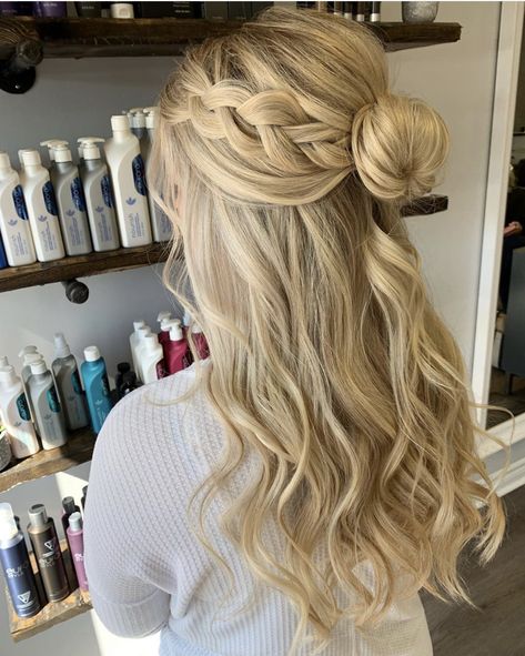 Bridesmaid Hairstyles Half Up Half Down Ponytail, Engagement Photo Hairstyles Medium, Maid Of Honour Hair, Matron Of Honor Hairstyles, Braidmaids Hairstyles, Maid Of Honor Hair, Wedding Hairstlyes, Ash Brown Hair Balayage, Wedding Ponytail Hairstyles