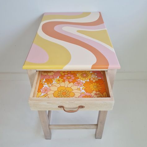 Painted desk with a flowing stripe desk design and an open drawer which has been lined with retro floral wallpaper. Cute Home Decor Paintings, Colorful Side Table Diy, Funky Desk Ideas, Fun Painted Table, Funky Painted Side Table, 70s Inspired Painted Furniture, Diy Table Paint, Wallpaper A Table, Diy Funky Side Table