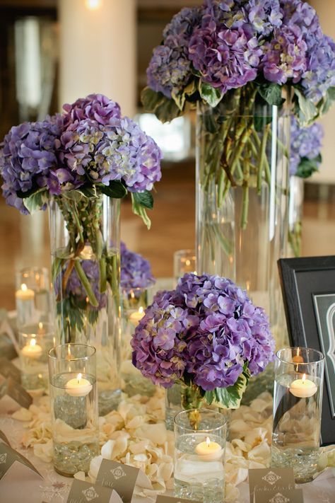 Purple Hydrangea Wedding, Purple Flower Centerpieces, Deco Violet, Purple Wedding Centerpieces, Pink Wedding Centerpieces, Purple Centerpieces, Flower Farming, Violet Wedding, Wedding Colors Purple