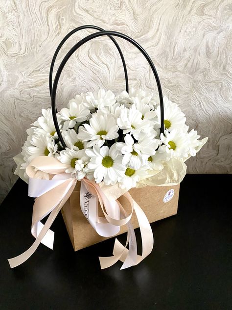 Gift Bag Flower Arrangement, Floral Gift Basket, Flowerbox Diy, Easter Flower Basket, Basket Bouquet, Basket Centerpiece, Basket Flower Arrangements, Easter Flower, Easter Basket Ideas