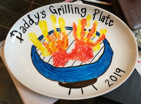 Handprint daddy’s grilling plate Perlengkapan Bayi Diy, Baby Art Crafts, Kids Fathers Day Crafts, Kids Craft Gifts, Diy Father's Day Crafts, Dad Crafts, Fathers Day Gifts Ideas, Father's Day Activities, Homemade Fathers Day Gifts