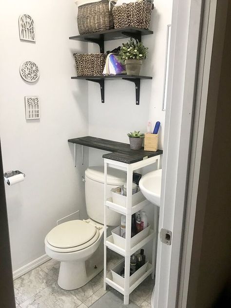 20 budget friendly bathroom organization ideas. Bathroom storage ideas for small spaces. Small bathroom hanging storage ideas. #hometalk #smarthbathroomstorageideas #smallbathroomstorageideas Contempory Bathrooms, Diy Bathroom Storage Ideas, Diy Space Saving, Remodeling Bathroom, Hack Ikea, Diy Space, Diy Bathroom Storage, Ikea Bathroom, Shelving Solutions