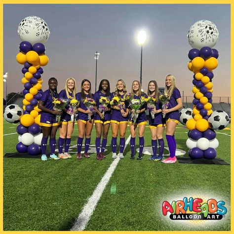 Soccer Balloon Arch Ideas, Soccer Balloon Arch, Senior Night Balloons, Soccer Senior Night Ideas, Sports Balloons, School Balloons, Night Volleyball, Soccer Senior Night, Soccer Banquet