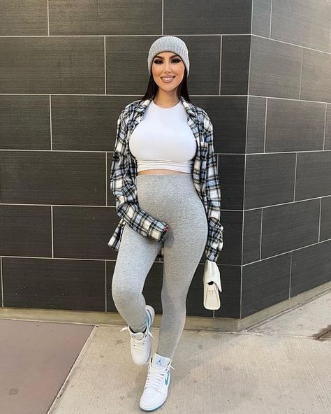 Latina Maternity Outfits, Sports Maternity Outfit, Cute Pregnancy Outfits For Winter Casual, Outfits When Pregnant, Black Jumpsuit Pregnant Outfit, Cute Mommy Outfits, Winter Outfit Maternity, Pregnant Clothes Aesthetic, Fashion Maternity Outfits