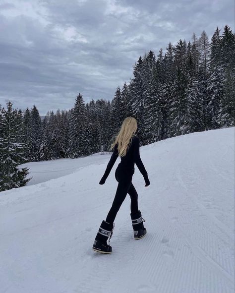 A girl with blond hair In the snow with an all black outfit and moon boots Moon Boots Outfit, Girls Ski Trip, Ski Trip Aesthetic, Mode Au Ski, Apres Ski Outfit, Ski Fits, Ski Pics, Ski Trip Outfit, Apres Ski Outfits