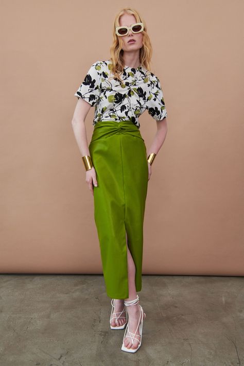 Tanya Taylor Resort 2023 Collection | Vogue 2023 Lookbook, Resort 23, Resort 2023, Garden Party Dress, Tanya Taylor, Runway Trends, Minimal Chic, Mein Style, 2023 Collection