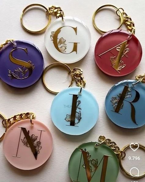 "Personalized perfection" Add a touch of elegance to your keys with our custom initial round keychains. Resin Initial Keychain, Round Keychain, Initial Keychain, Diy Resin Crafts, Diy Resin, Custom Initials, Green Wallpaper, Resin Diy, Resin Crafts