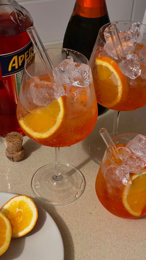 Aperol spritz Fancy Drinks, Pretty Drinks, Beach Wallpaper, Aperol Spritz, Orange Juice, Mocktails, Summer Drinks, Aesthetic Food, Summer Beach