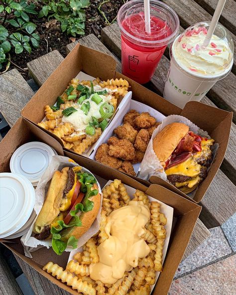 LONDON FOOD BLOGGER on Instagram: “We took a trip to @shakeshackuk in Victoria Street (multiple locations across London) to grab a good burger and some of the new items on…” Burger Food Truck, Fast Food Truck, Street Food Business, Takeaway Food, Book Edits, Food Business, London Food, Truck Ideas, Good Burger