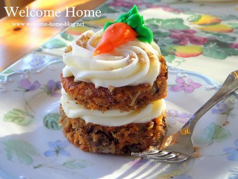 Mini Carrot Cakes, Carrot Cake Decoration, Cake For Easter, Mini Carrot Cake, Carrot Cakes, Mini Carrots, Individual Cakes, Gateaux Cake, Carrot Cake Recipe