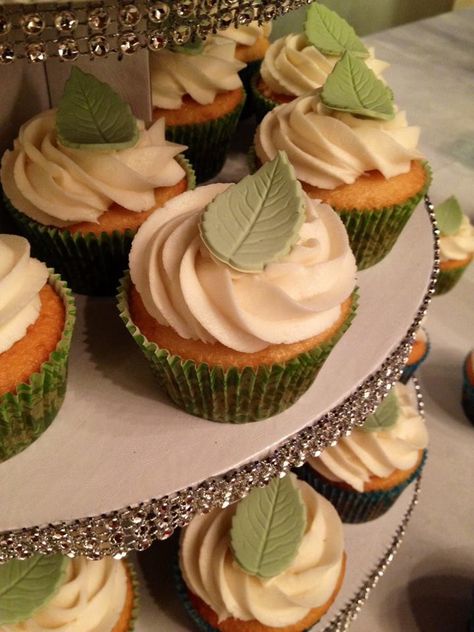 Nature - green leaf Wedding Cupcakes Diy Safari Cupcakes, Cupcakes With Leaves, Green Wedding Cupcakes Ideas, Green Theme Cupcakes, Cupcakes Forest Theme, Leaf Cupcakes Ideas, Cupcakes With Eucalyptus Leaves, Earth Tone Cupcakes, Nature Cupcakes Ideas