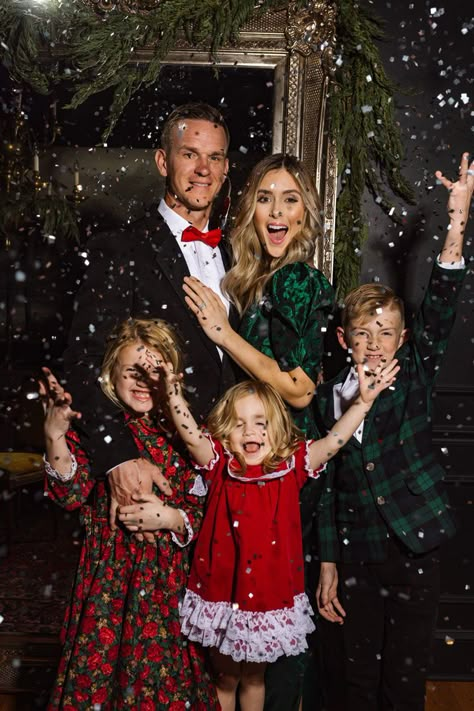 2019 Family Thrifted Christmas Photos - The Makerista Holiday Christmas Cards Family Photos, Family New Year Photo Shoot, New Year Family Photo Ideas, Family Xmas Photos Ideas, Christmas Card Family Photos, Christmas Family Photoshoot Ideas, Christmas Family Photo Outfits, Family Christmas Photoshoot, Christmas Family Outfits