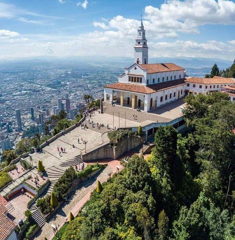 Cerro de Monserrate, Bogotá, Colombia 🇨🇴️  Créditos 📸: @cerromonserrate Bogota Colombia Aesthetic, Colombia Pictures, Latin America Travel, Travel Marketing, Foreign Travel, Colombia Travel, Travel Locations, Tourist Places, City Trip