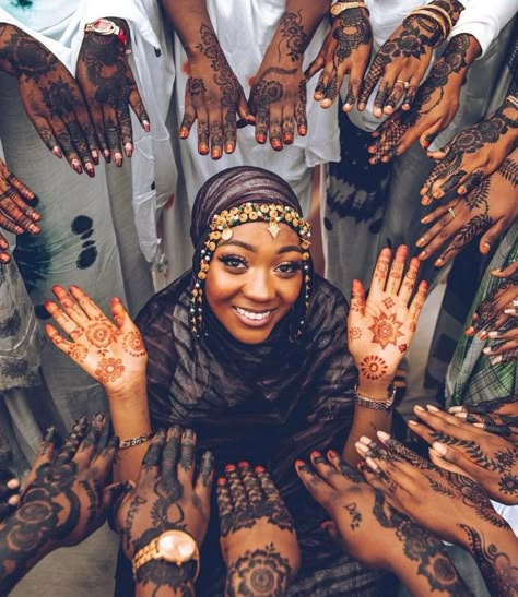 Gambian Wedding, Wedding Photography Checklist, African Traditional Wedding Dress, Henna Style, Henna Night, African Traditional Wedding, African Traditions, Henna Party, Mode Turban