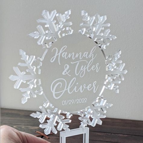 "Elegant Snowflake Cake Topper ☆.。.:*・o☆.。.:*・o☆.。.:*・o☆.。.:*・o☆ Features: ❤️ Clear Center of Acrylic Snowflake Topper with Frosted edges ❤️ Engraved Design & Personalization ❤️ Precision Laser Cut Acrylic ❤️ Personalized {Last Name, First Names, Couples Names, Wedding Date, Numbers, Monograms, Custom Design, Saying or Message} ❤️ Custom Professional Design ❤️ Proof Image ❤️ Polished Finish ☆.。.:*・o☆.。.:*・o☆.。.:*・o☆.。.:*・o☆ This is designed and made by Stunning Engraving ☆.。.:*・o☆.。.:*・o☆.。. Winter Wonderland Wedding Ceremony Decor, Winter Wonderland Cake Topper, Snowflake Wedding Decor, Frozen Themed Wedding, Snowflake Wedding Decorations, Xmas Wedding Ideas, Winter Wedding Guest Book, Wedding Decor Aesthetic, Frozen Wedding Theme