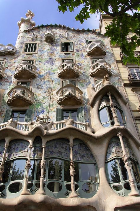 Art Nouveau Arquitectura, Architecture Art Nouveau, Architecture Cool, Casa Batllo, Art Nouveau Interior, Gaudi Barcelona, Nouveau Architecture, Istoria Artei, Flatiron Building