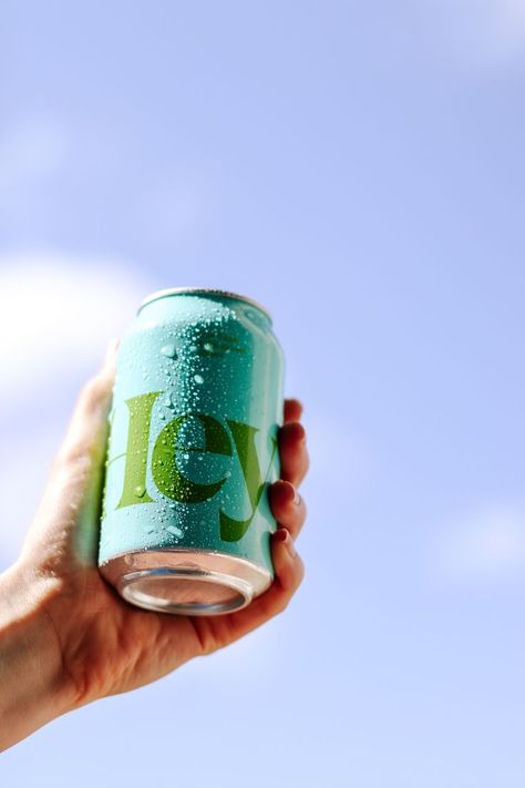 Cans Photography Drink, Beverages Photography Ideas, Can Beverage Photography, Beverage Photography Ideas Outdoor, Creative Drink Photography, Drink Can Product Photography, Beverage Can Photography, Soft Drink Photography, Lifestyle Beverage Photography