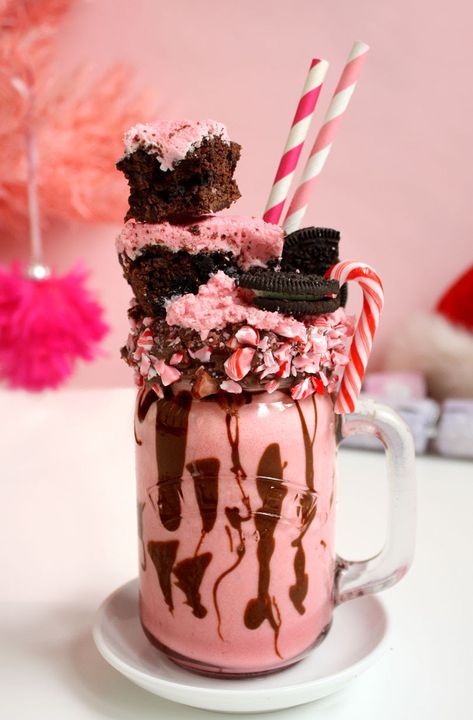 Peppermint Shake, Peppermint Frosting, Pyjamas Party, Oreo Brownies, Milkshake Recipes, Sweet Drinks, White Socks, Cute Desserts, Milkshakes