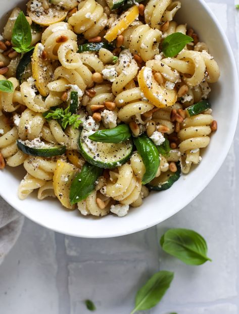 Summer Squash Pasta Skillet with Brown Butter and Goat Cheese Summer Squash Pasta, Pasta Skillet, Fest Mad, Squash Pasta, Favorite Dinner, Summer Recipes Dinner, Low Carb Paleo, Summer Squash, Pasta Bake