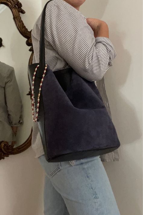 J crew navy Berkeley bucket bag outfit, how to style a bucket bag, bucket bag outfit ideas, fall outfit ideas Jcrew Bucket Bag, J Crew Berkeley Bucket Bag, Bucket Bag Outfit, Bucket Bags Outfit, Bag Outfit Ideas, Tote Bag Outfit, Big Bucket, Bucket Tote Bag, Outfit Ideas Fall