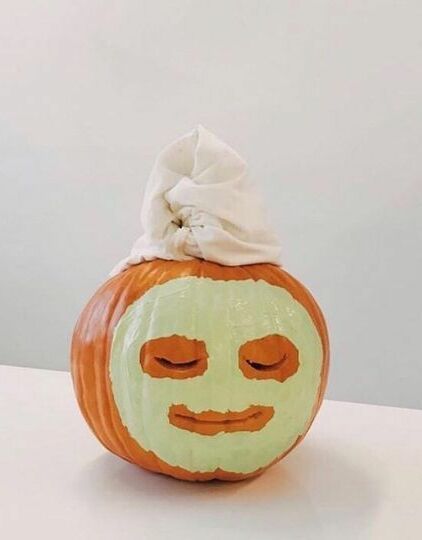 Spa pumpkin with facial mask. Spa Vibes, Hemma Diy, Zucca Halloween, Halloween Pumpkins Carvings, Pumpkin Design, Painted Pumpkins, Halloween Disfraces, Pumpkin Decorating, Fall Fun