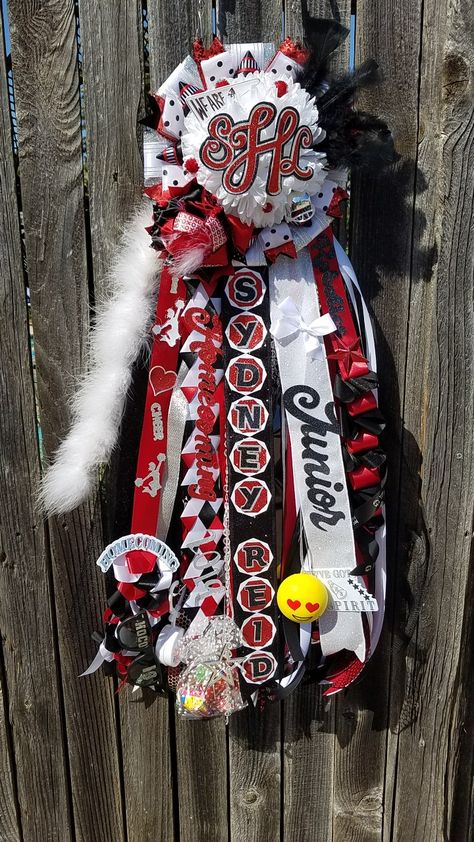 Overalls Senior, Graduation Leis Diy Ribbons, Unique Homecoming Mums, Graduation Leis Diy, Mums Homecoming Ideas, Cute Homecoming Proposals, Homecoming Themes, Homecoming Spirit Week, Senior Crown Ideas